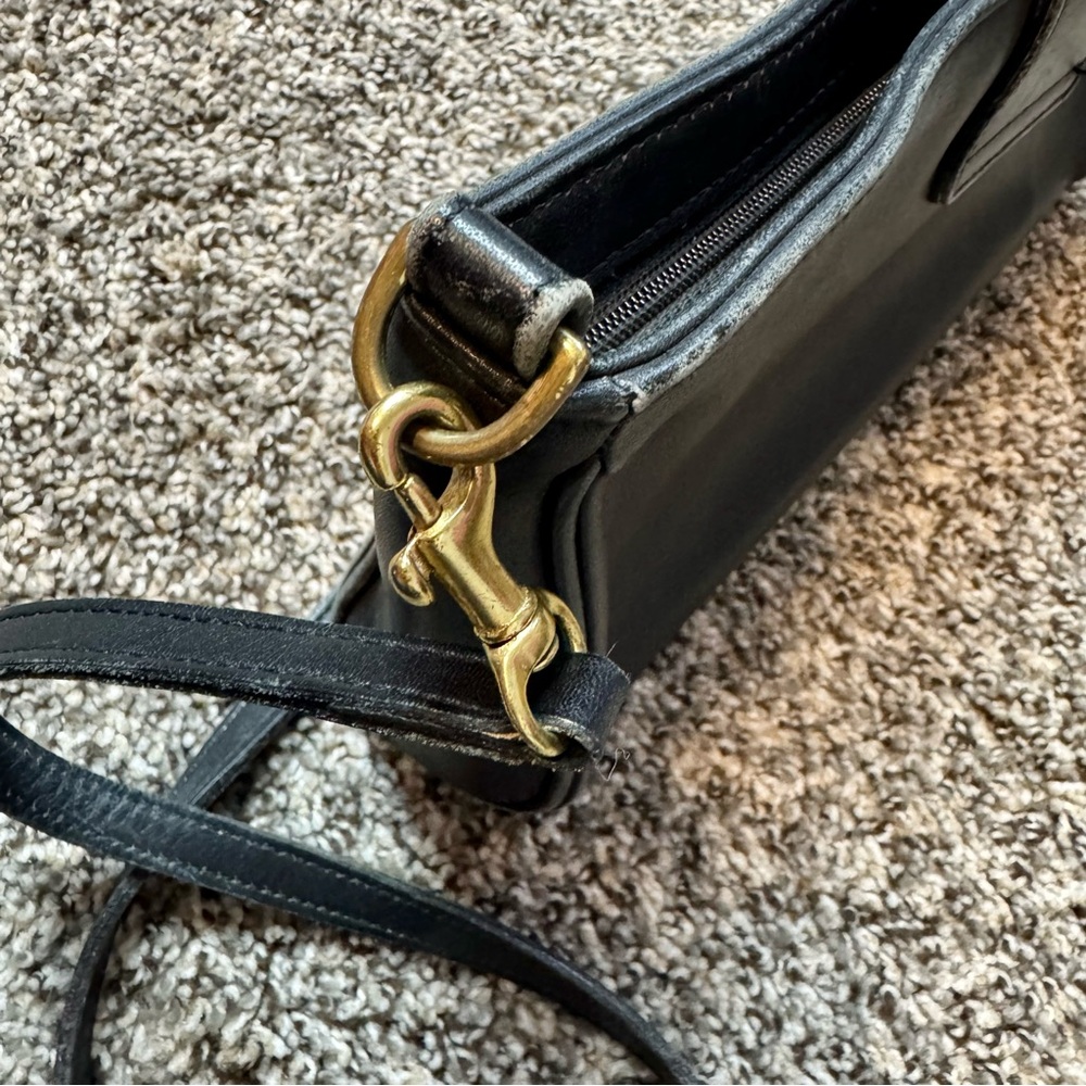 Vintage 90s Coach Black Leather Shoulder Bag with Gold Details - Picture 7 of 8